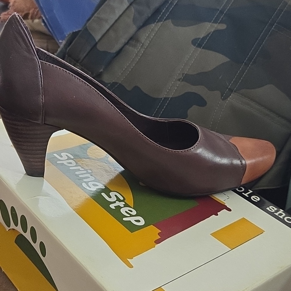 ❗️NWT❗️👠- SIZE 38 Spring Step Brown and Tan Color-Block Heels💃 - Picture 2 of 6